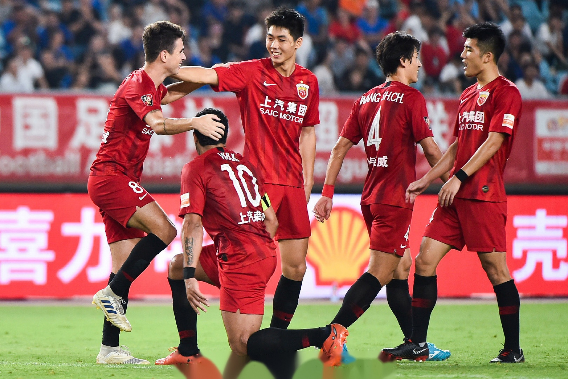 上港队员备战苏宁迎接重要挑战