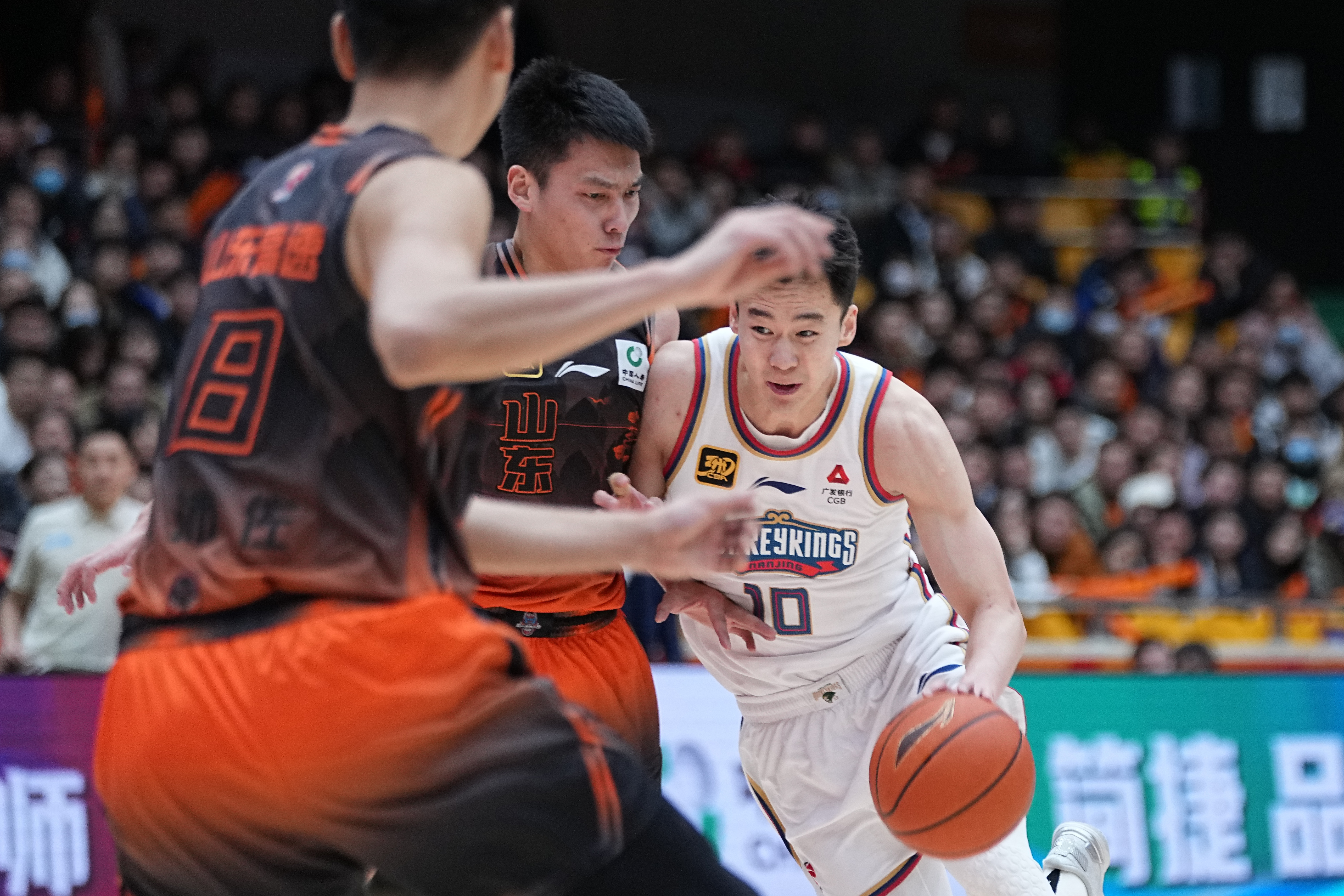 关于山东队内线压制对手，稳获胜利的信息