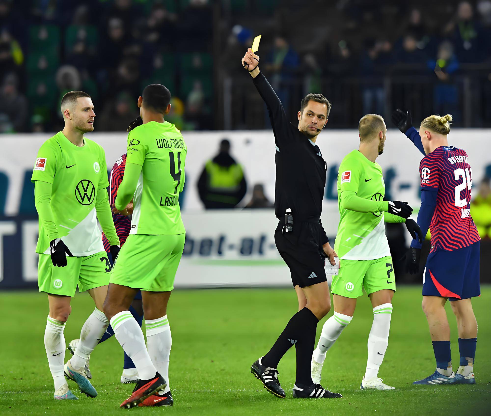 包含沃尔夫斯堡客场失利，需寻找突破口的词条