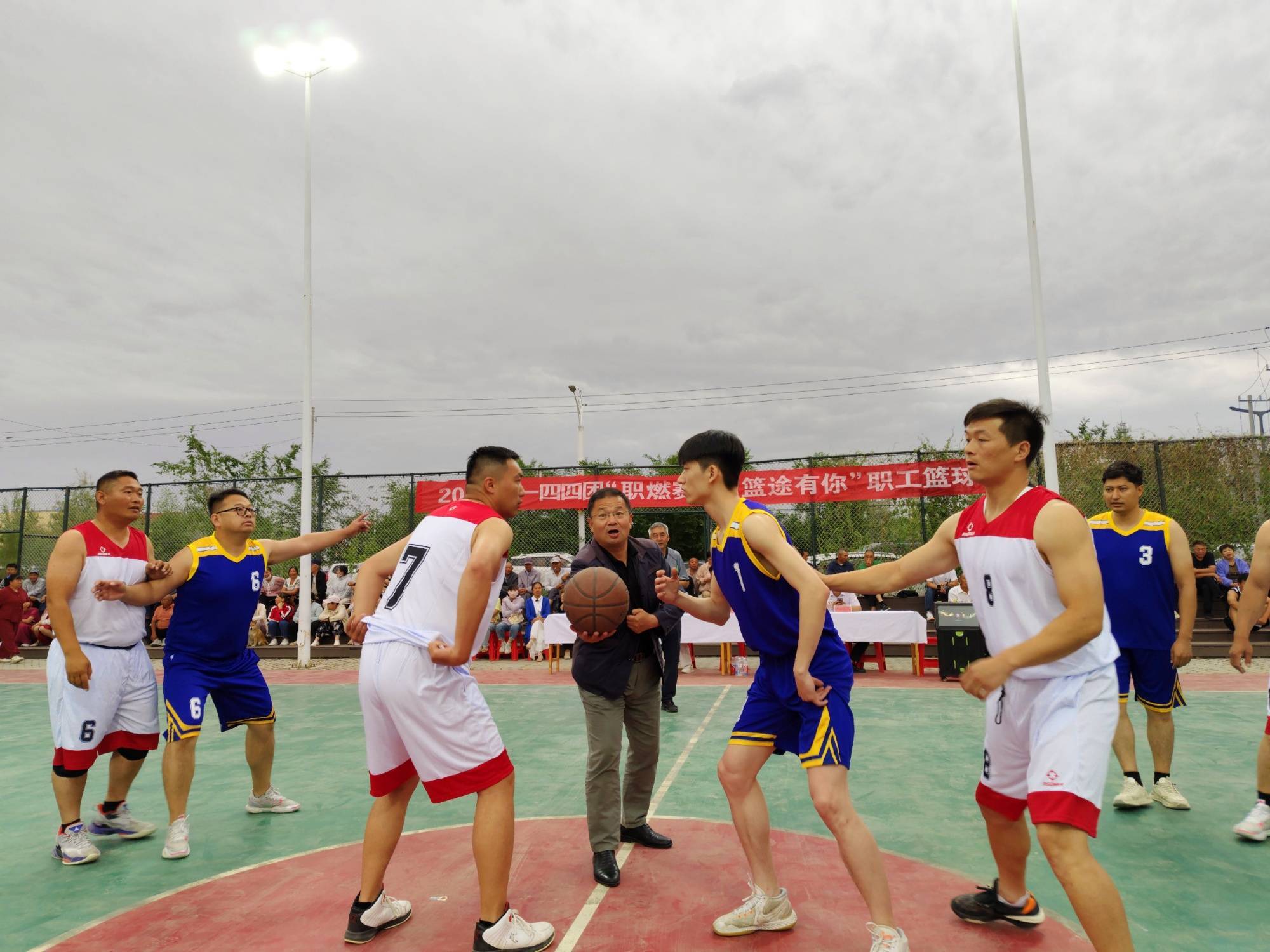 燃烧激情！运动员们在场上奋力拼搏