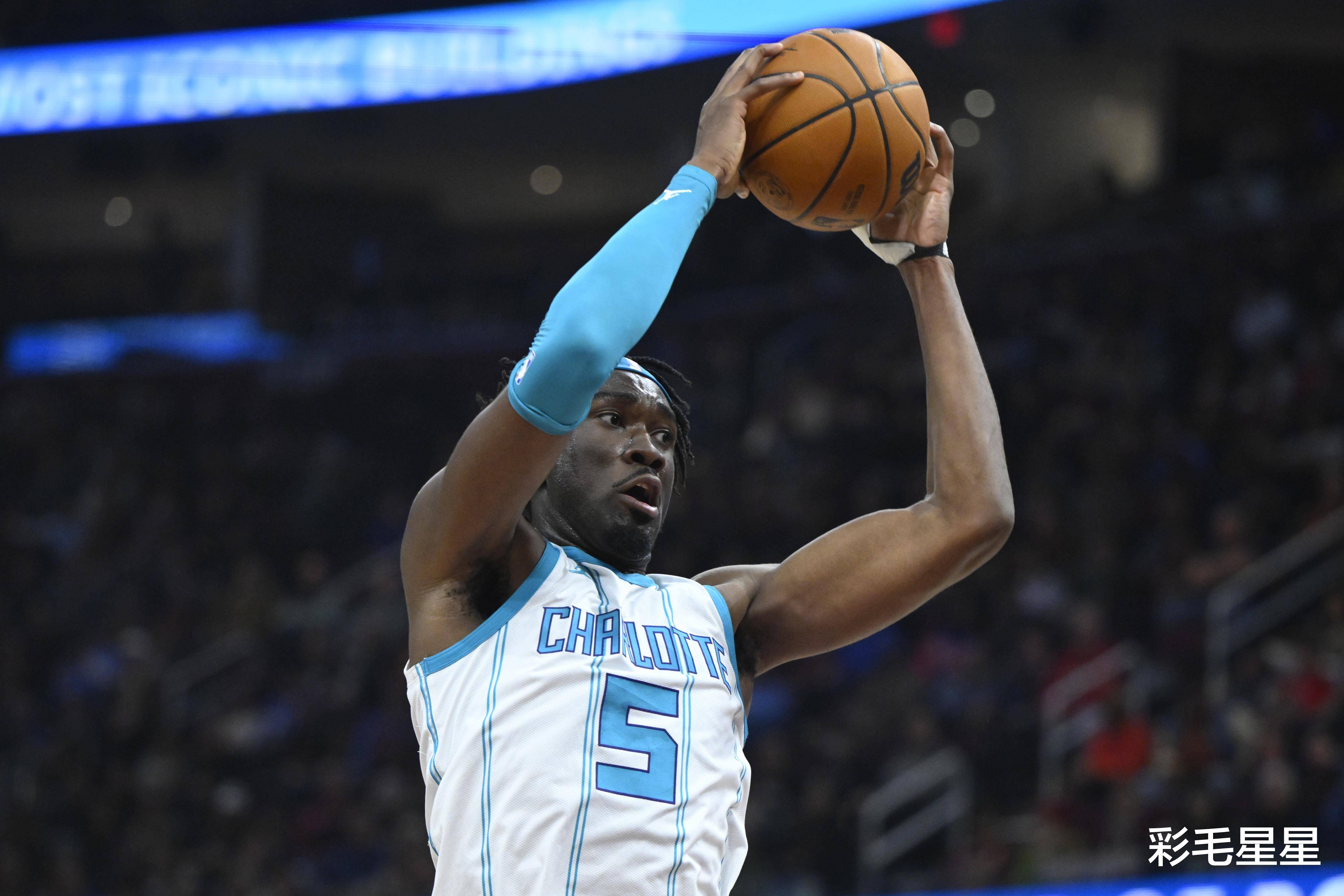 黄蜂前锋表现出色，成为球队进攻核心