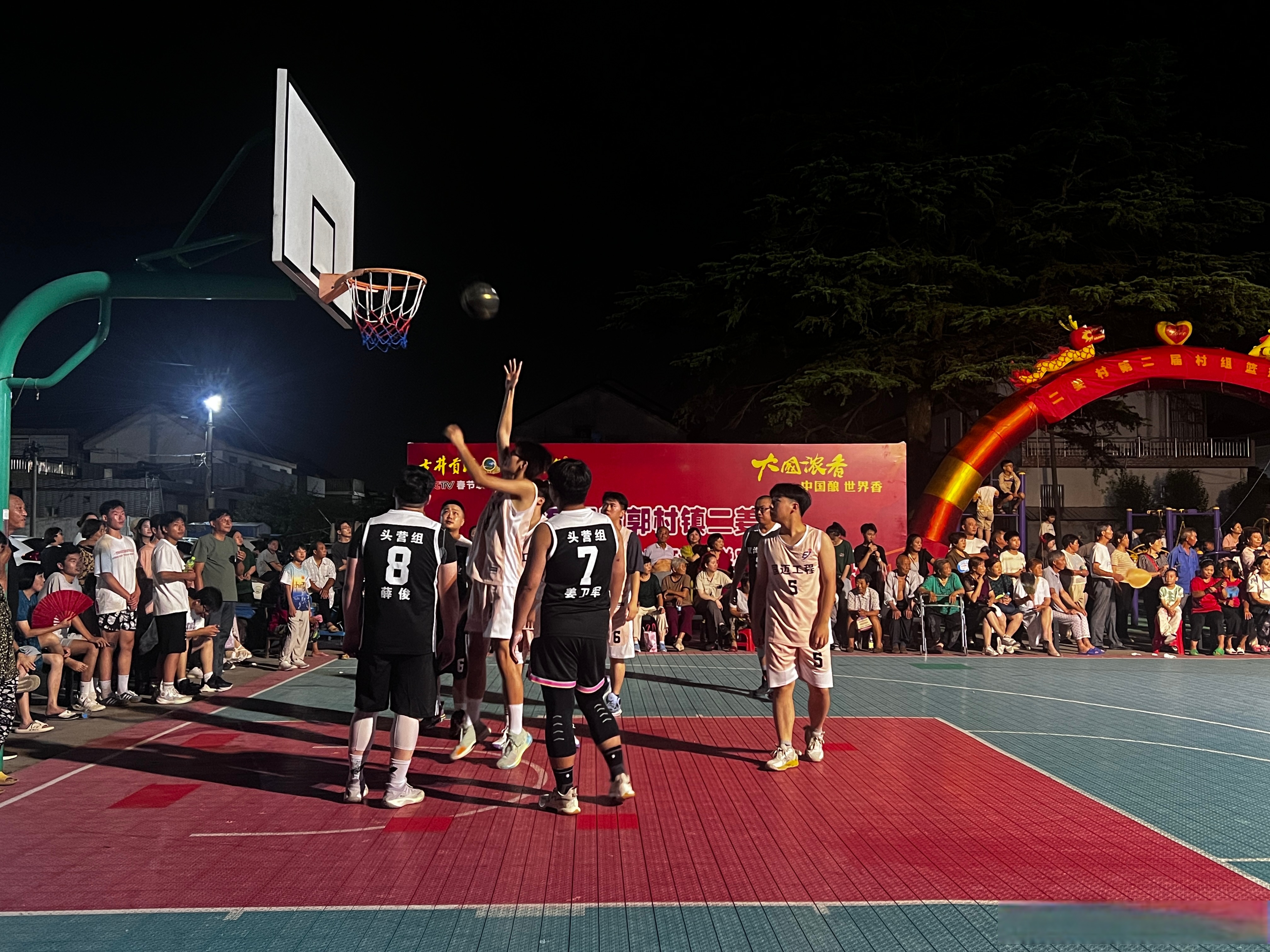 体育界掀起了一场热潮，吸引无数观众围观