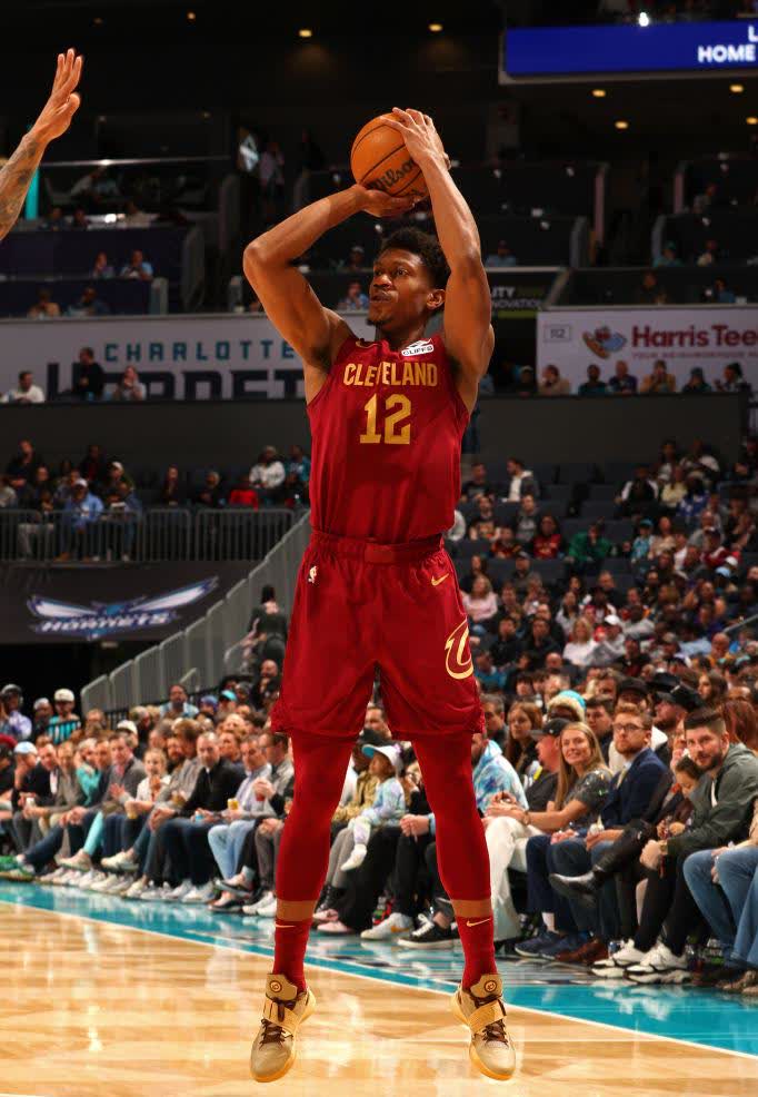 包含法国男篮横扫黄蜂，莫里斯高光表现的词条