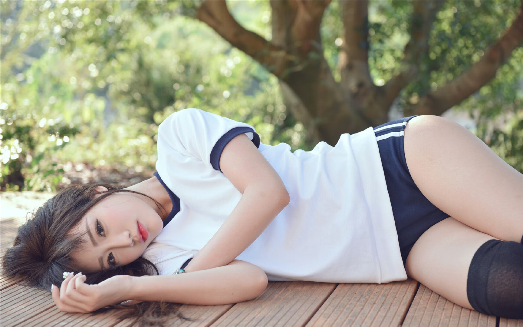 钢筋森林的极速对决,阿坎吉领衔车队征服F1街道赛之夜