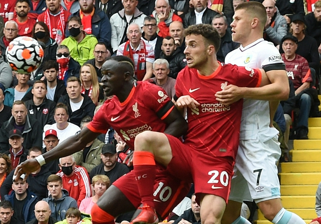 瑞典压制安哥拉,范戴克关键战不手软 瑞典压制安哥拉,范戴克关键战不手软