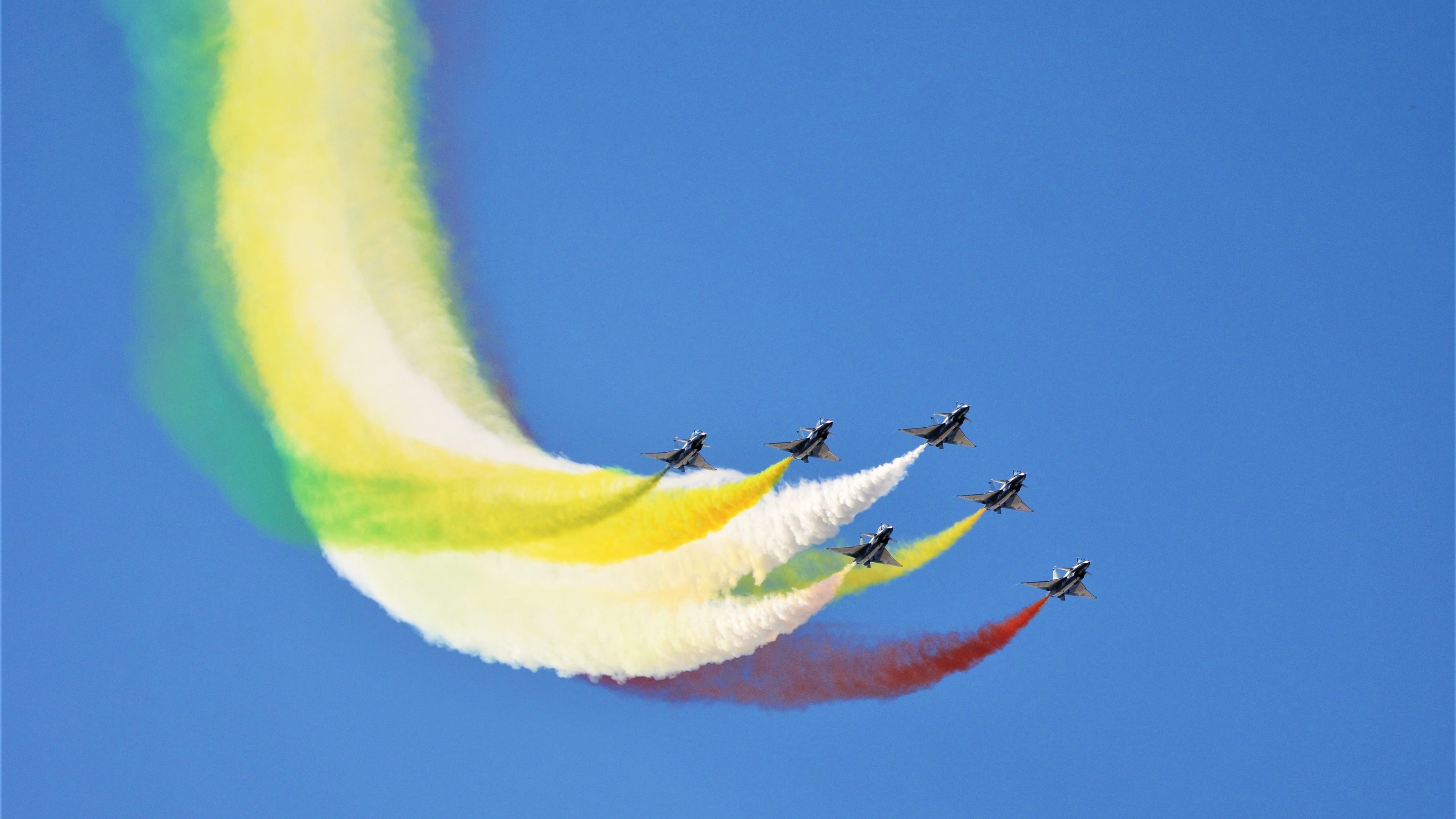 凯恩点射+世界波 米兰2-1险胜巴西，真核价值在攻防转换间闪耀